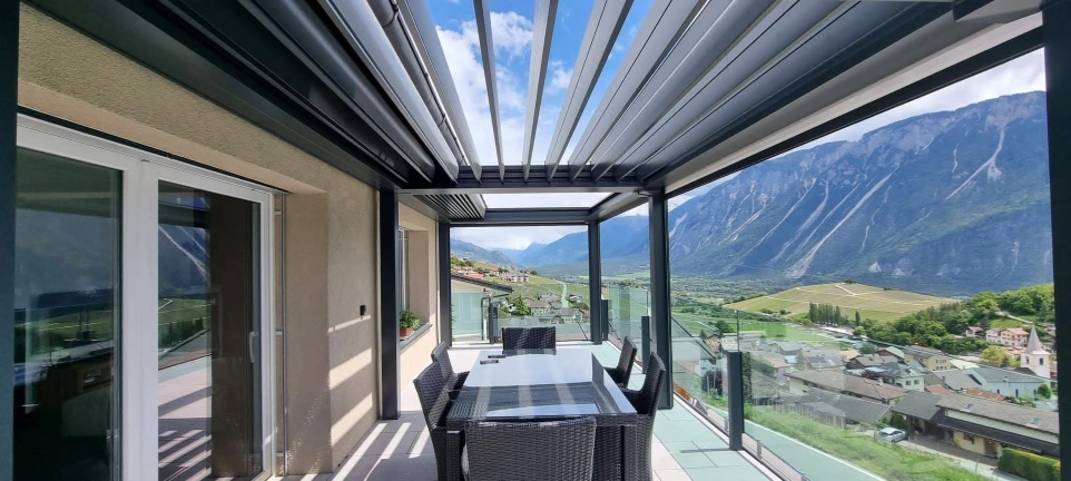 Retractable bioclimatic pergola Dubai model 500