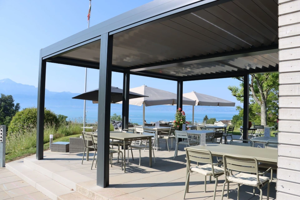 Retractable bioclimatic pergola Dubai Restaurant