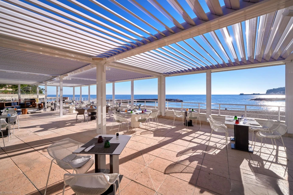 Retractable bioclimatic pergola Dubai Restaurant