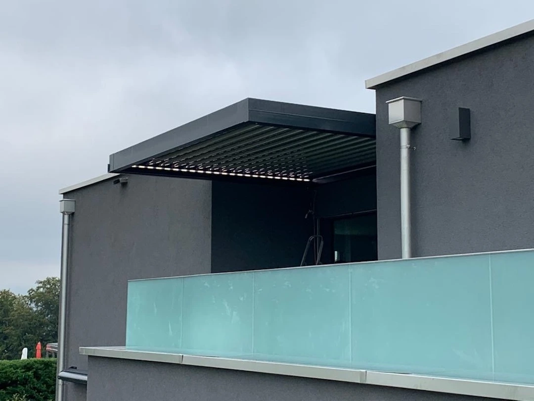 bioclimatic pergola Adjustable louvers